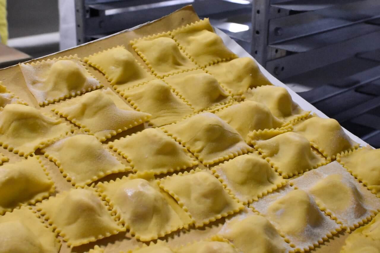 Tortelli di patate appena fatti, pronti per la Festa di Santa Cristina a Papiano, frazione del Comune di Pratovecchio-Stia (Arezzo) 