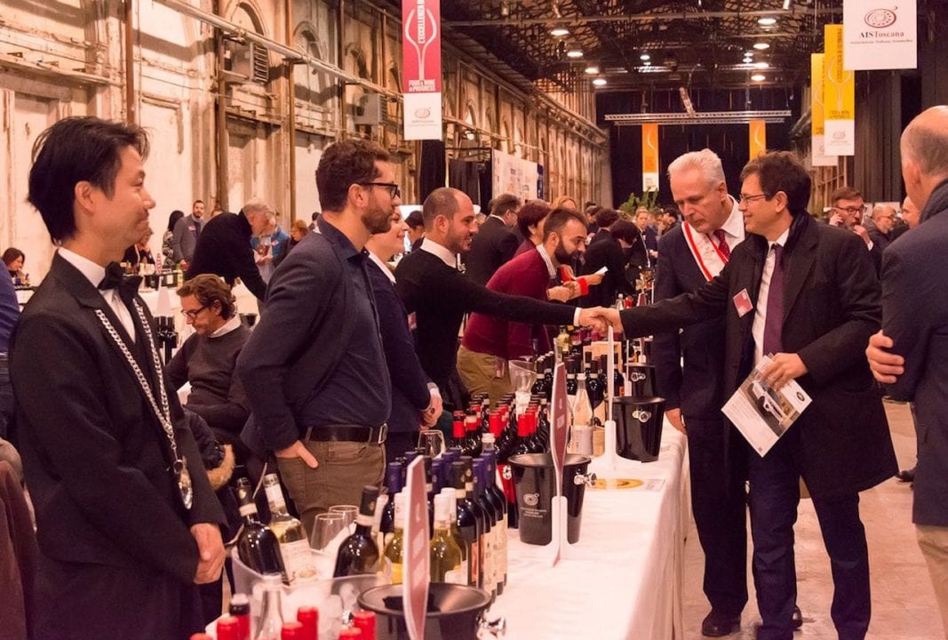 Il presidente del Consiglio regionale della Toscana Eugenio Giani visita l'area AIS dedicata ai vini durante l'inaugurazione di Food & Wine in Progress 2017