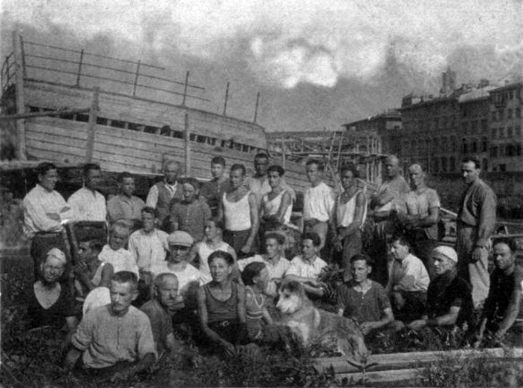 Il montaggio della "Fiorenza" al Lungarno Serristori a Firenze nel 1932, dei maestri e carpentieri dei Cantieri Picchiotti. Questo cantiere costituisce una testimonianza della "itineranza fluviale" dei maestri d'ascia limitesi, che venivano chiamati per lavori di manutenzione, e si estendeva oltre le realtà cantieristiche dell'Arno e del Tirreno, arrivando fino all'Arsenale di Venezia. 