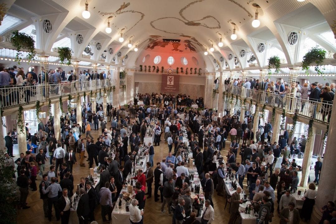 Un foto pubblico di appassionati e professionisti ogni anno anima la kermesse meranese