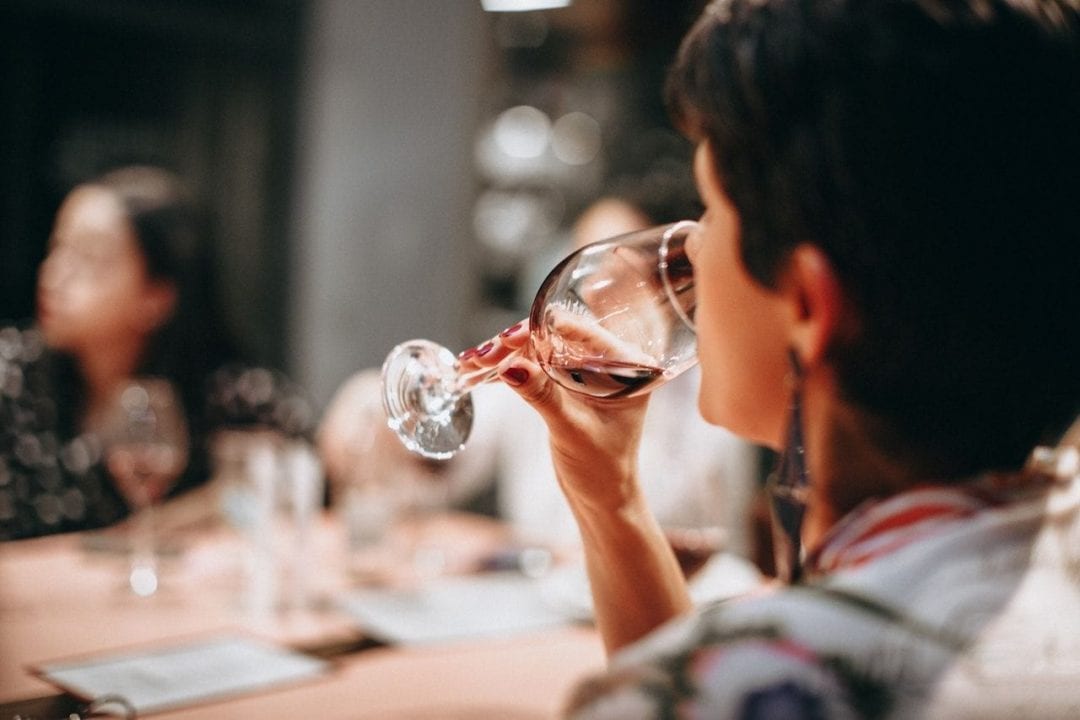 Corsi per sommelier, degustazioni guidate e momenti formativi sul vino sono sempre più popolari tra i giovani