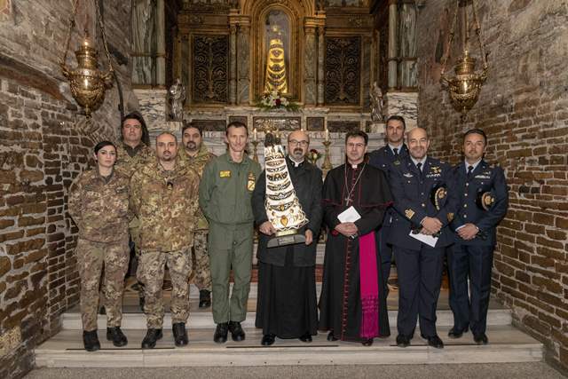 La delegazione della 46^ Brigata con il comandante e una rappresentanza del Cen.For.Av.En.