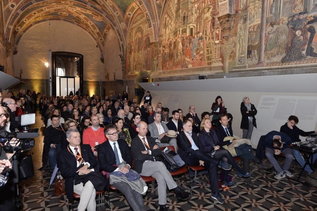 La sala del Pellegrinaio al Santa Maria della Scala gremita in occasione de "L'Arte del Gusto e il Gusto dell'Arte", evento conclusivo dell'Anno del Cibo Italiano a Siena