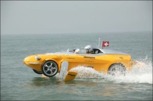 La vettura anfibia dotata di foils "Rinspeed splash". Fu presentata al Salone di Ginevra nel 2004. 