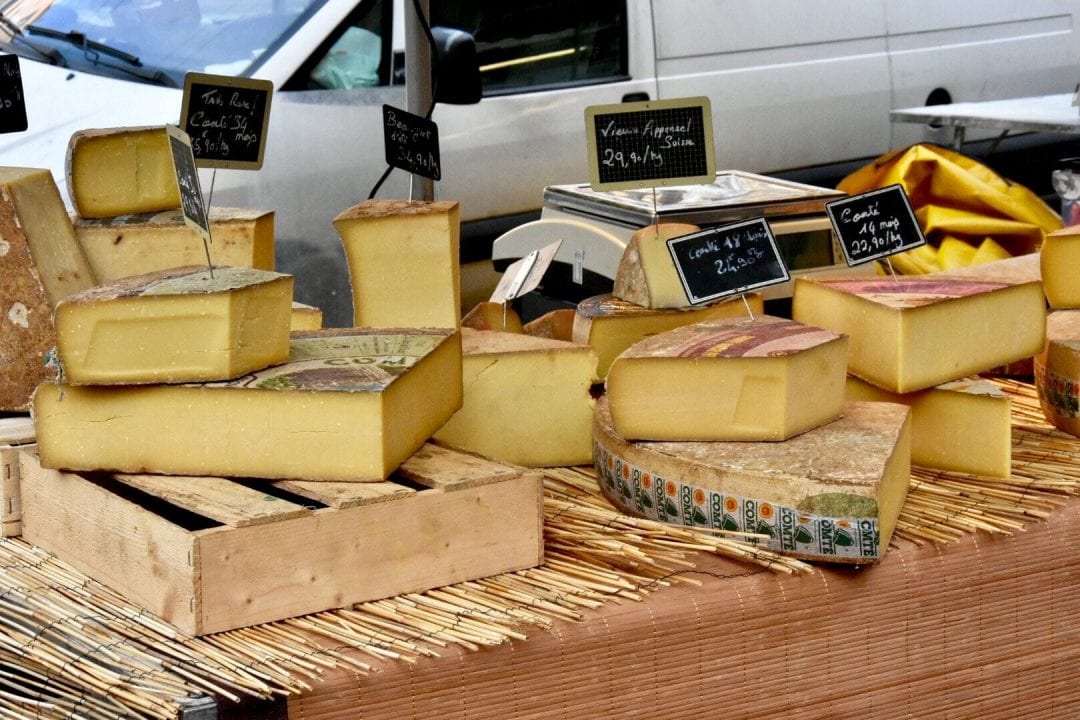Banco di formaggi in un mercato rionale a Lione, Francia