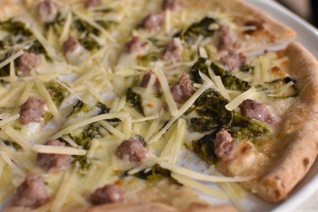 La pizza Funiculì Funicolà con mozzarella fior di latte, friarielli, salsiccia e grana, pizzeria Al Foghèr, Arezzo