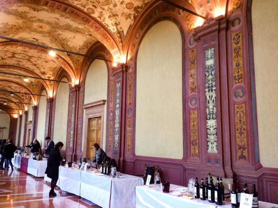 Un momento di Wine&Siena 2017 all'interno delle suggestive sale di Palazzo Salimbeni a Siena