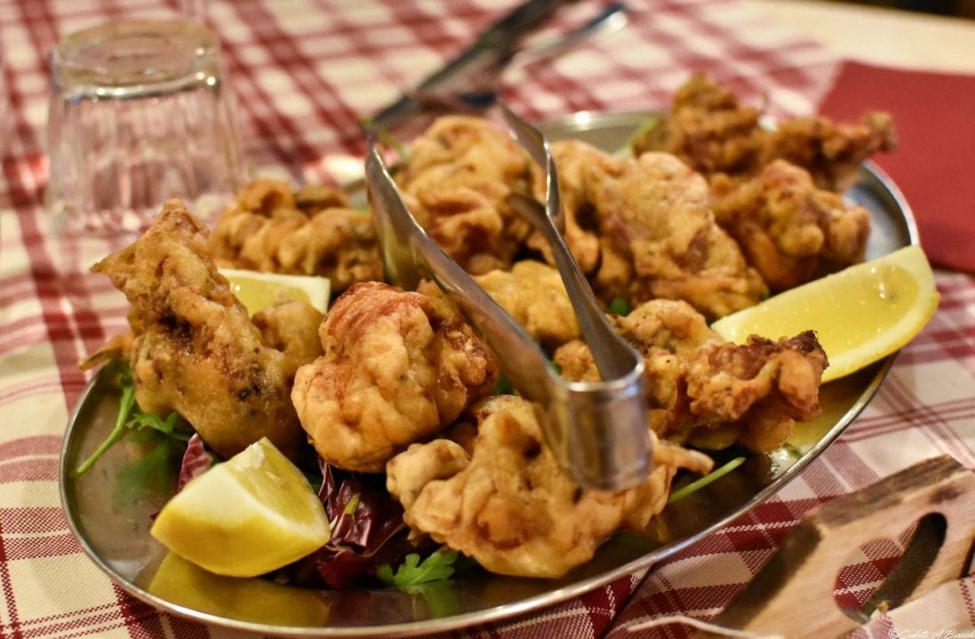 Coniglio fritto: un piatto della tradizione oramai confinato ai soli menu delle Trattorie. 