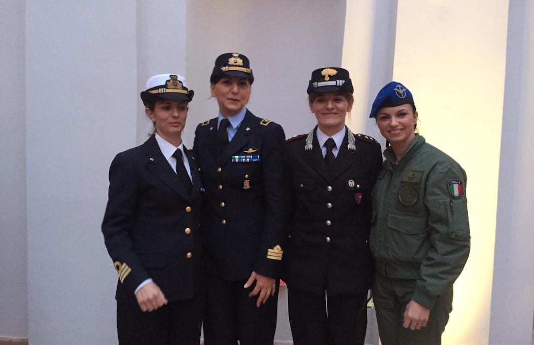 Il Maggiore Carla Brocolini assieme a Debora Corbi ed altre colleghe delle Forze Armate ad Amelia per l'evento "2019: Donne Soldato 20 anni dopo". Nella foto il Maggiore indossa l'uniforme con il nuovo grado.