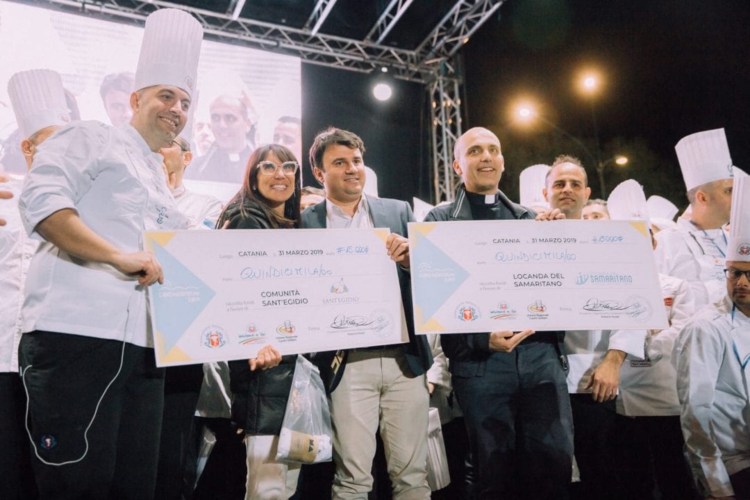 Il momento ufficiale sul palco della consegna degli assegni in beneficenza alla Comunità di Sant'Egidio e alla Locanda del Samaritano