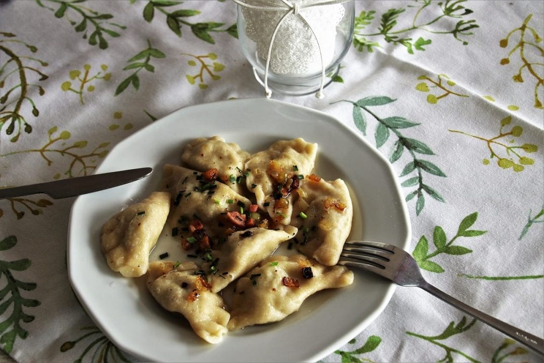 I tradizionali Pierogi, ravioli ripieni la cui farcitura varia su base locale: dal formaggio agli spinaci, dalla carne macinata al pesce, dai funghi fino alle versioni dolci con frutta o crema dolce