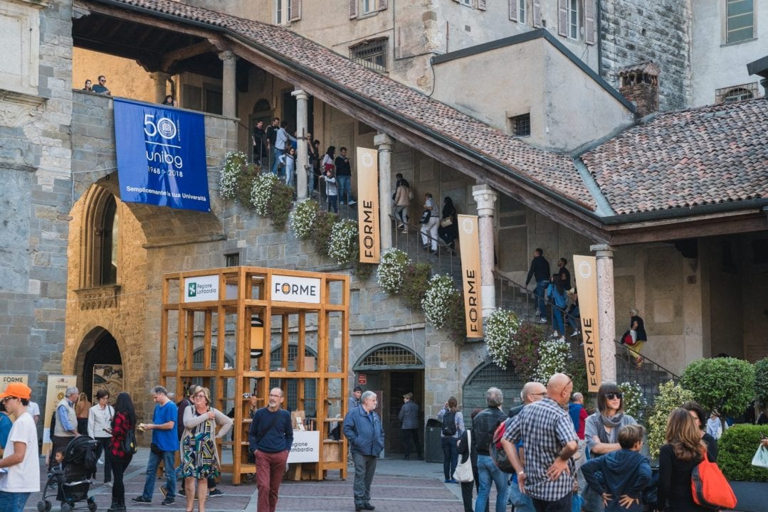 Forme 2018: la mostra mercato nella loggia porticata di Palazzo della Ragione, in Piazza Vecchia a Bergamo