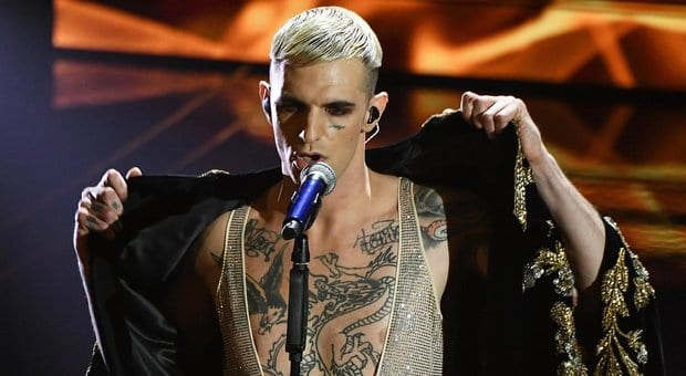 Achille Lauro, l'outift interamente formato Gucci alla prima serata del 70esimo Festival di Sanremo