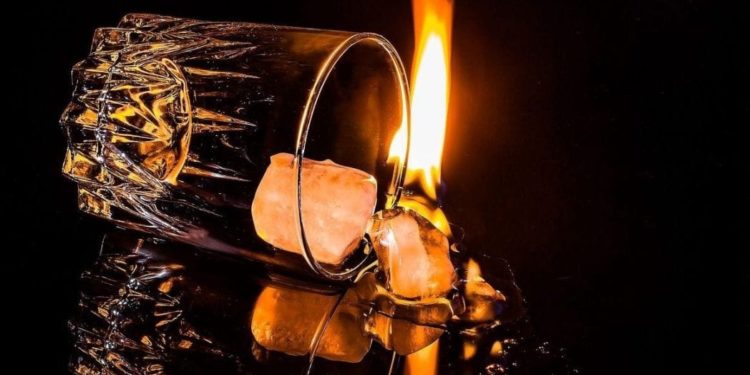 Bicchiere di whiskey con ghiccio