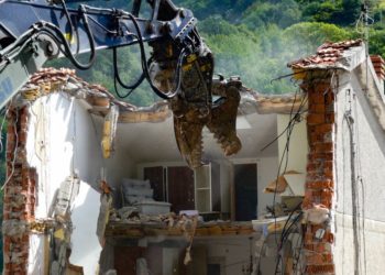 La demolizione di una abitazione colpita dal sisma in una frazione di Arquata del Tronto