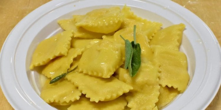 Un piatto di Tortelli di patate burro e salvia alla Festa di Santa Cristina a Papiano (Arezzo)