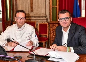 Il momento della firma del protocollo d'intesa tra Rocco Pozzulo, Presidente FIC ed il Ministro Gian Marco Centinaio