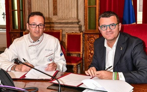 Il momento della firma del protocollo d'intesa tra Rocco Pozzulo, Presidente FIC ed il Ministro Gian Marco Centinaio