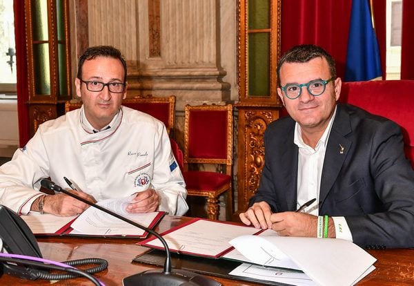 Il momento della firma del protocollo d'intesa tra Rocco Pozzulo, Presidente FIC ed il Ministro Gian Marco Centinaio