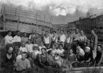 Il montaggio della "Fiorenza" al Lungarno Serristori a Firenze nel 1932, dei maestri e carpentieri dei Cantieri Picchiotti. Questo cantiere costituisce una testimonianza della "itineranza fluviale" dei maestri d'ascia limitesi che venivano chiamati per lavori di manutenzione e si estendeva oltre le realtà cantieristiche dell'Arno e del Tirreno, arrivando fino all'Arsenale di Venezia.