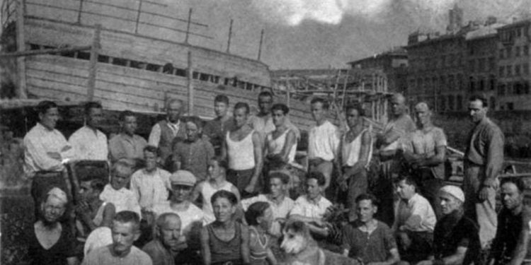 Il montaggio della "Fiorenza" al Lungarno Serristori a Firenze nel 1932, dei maestri e carpentieri dei Cantieri Picchiotti. Questo cantiere costituisce una testimonianza della "itineranza fluviale" dei maestri d'ascia limitesi che venivano chiamati per lavori di manutenzione e si estendeva oltre le realtà cantieristiche dell'Arno e del Tirreno, arrivando fino all'Arsenale di Venezia.