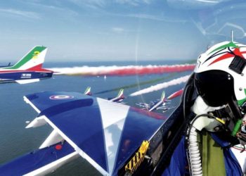 La Scuola Militare Aeronautica “Giulio Douhet” vola con le Frecce Tricolori