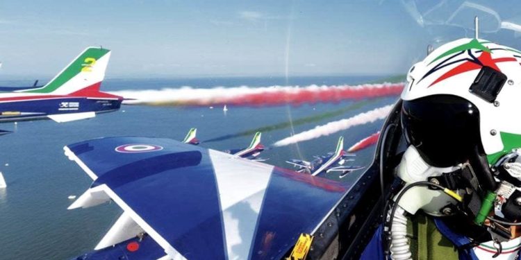 La Scuola Militare Aeronautica “Giulio Douhet” vola con le Frecce Tricolori