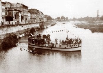 La motonave "Fiorenza" in navigazione sull'Arno.