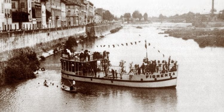 La motonave "Fiorenza" in navigazione sull'Arno.
