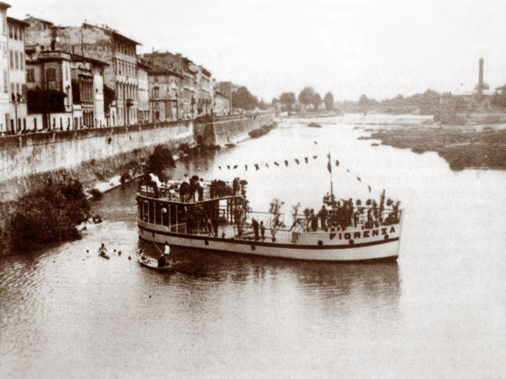 La motonave "Fiorenza" in navigazione sull'Arno.