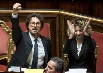 Il Ministro dei Trasporti Danilo Toninelli esulta in Aula col pugno alzato dopo l'approvazione del decreto Genova