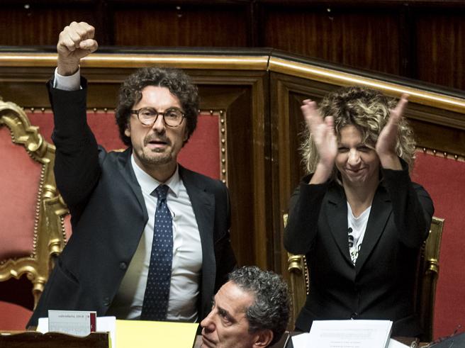 Il Ministro dei Trasporti Danilo Toninelli esulta in Aula col pugno alzato dopo l'approvazione del decreto Genova