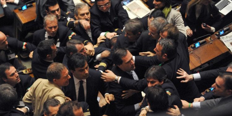 L’Italia è un Paese nel caos, ma i politici sono troppo impegnati a litigare