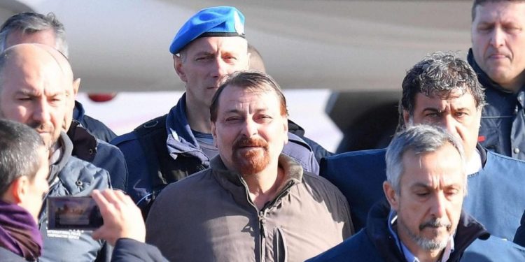 Il Terrorista Rosso Battisti è finalmente a casa: circondariale