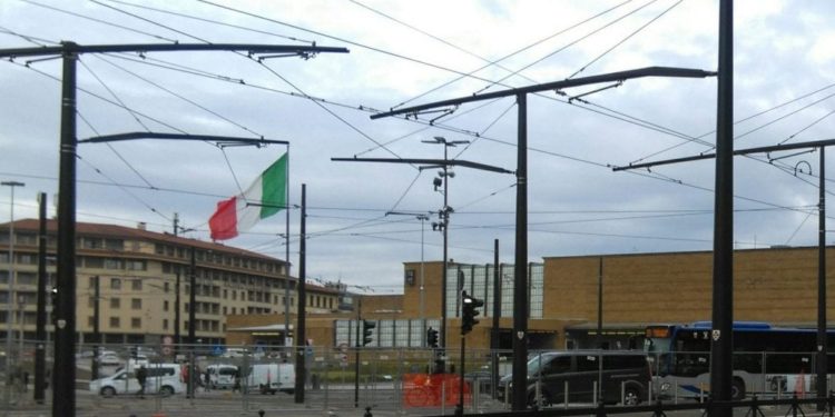 Piazza Stazione, viaggio tra spaccio, traffico e tramvia. Il biglietto da visita della Firenze di Nardella