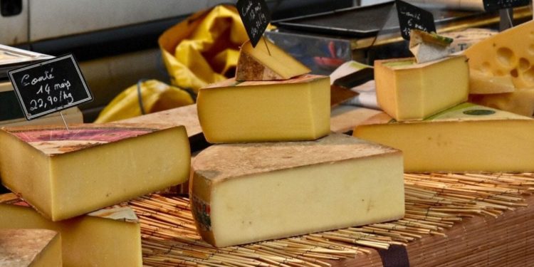 Formaggi francesi in un mercato a Lyon