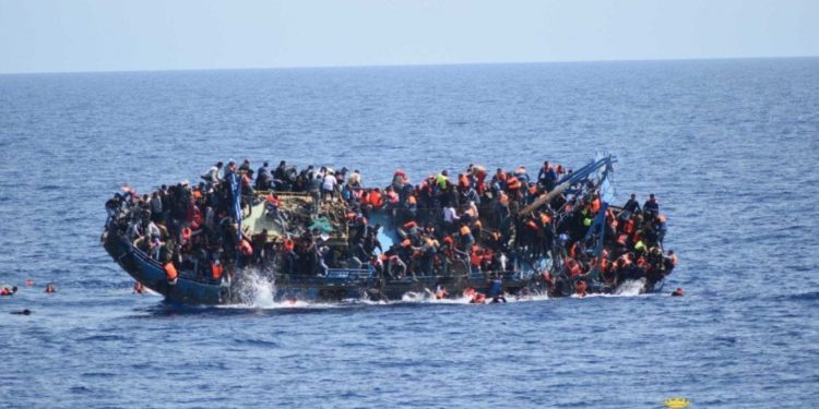 Un altro barcone alla deriva con 100 persone