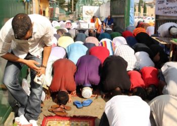 Firenze, Piazza dei Ciompi: i musulmani invadono i giardini per la preghiera del venerdì. Il video