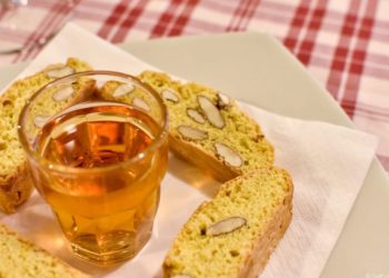 “Inzuppare il Cantuccio non s’ha da fare”: il divieto compare in etichetta (ed era l’ora)