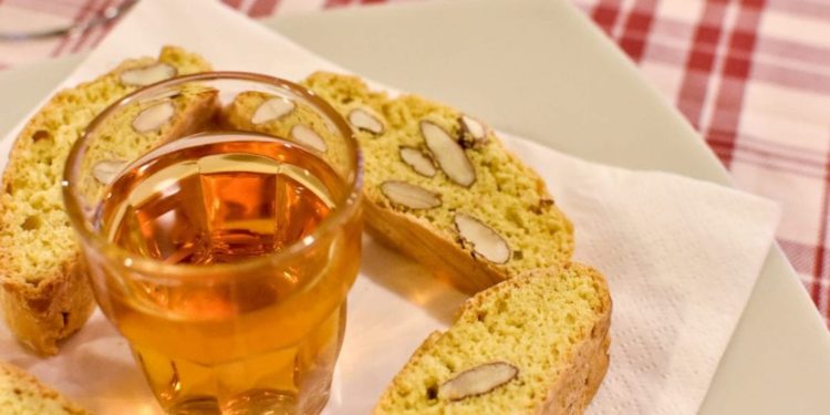 “Inzuppare il Cantuccio non s’ha da fare”: il divieto compare in etichetta (ed era l’ora)