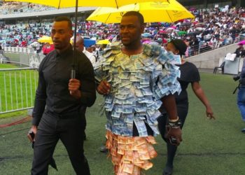 L’uomo vestito di soldi