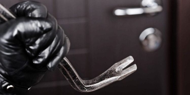 Firenze, 12 albanesi arrestati per furti in appartamento. In Italia il 45% dei furti è commesso da stranieri