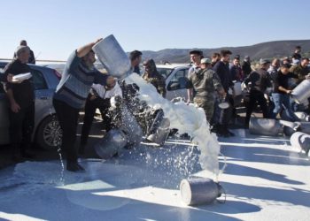 La protesta dei pastori a Sant'Antioco (Cagliari) dove sono stati versati in strada centinaia di litri di latte