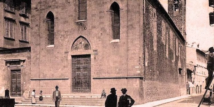 Chiesa e Piazza di Sant'Ambrogio a Firenze, luogo di miracoli nel Medio Evo e nel Rinascimento ma con qualche problema di sicurezza e di degrado.