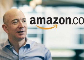 Bezos sempre più ricco, boom utili ma niente tasse per Amazon