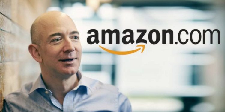 Bezos sempre più ricco, boom utili ma niente tasse per Amazon