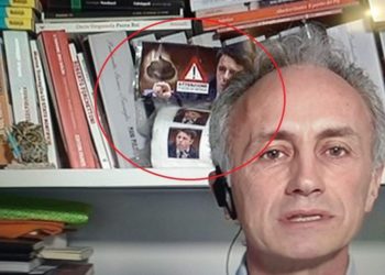 Il Trash regna sovrano: Travaglio in Tv con carta igienica con la faccia di Renzi