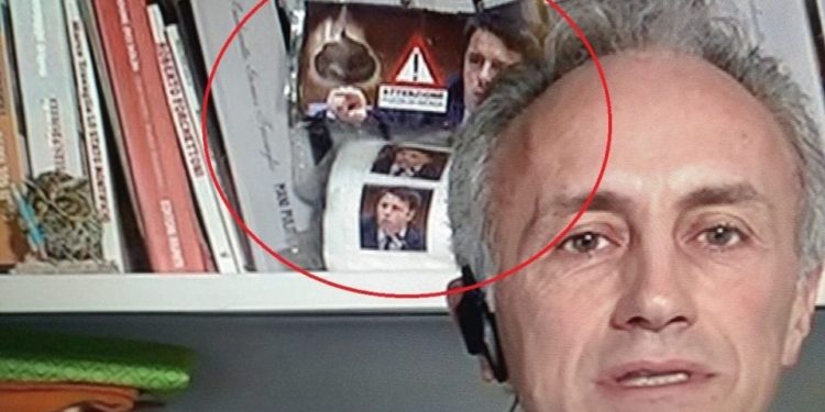 Il Trash regna sovrano: Travaglio in Tv con carta igienica con la faccia di Renzi