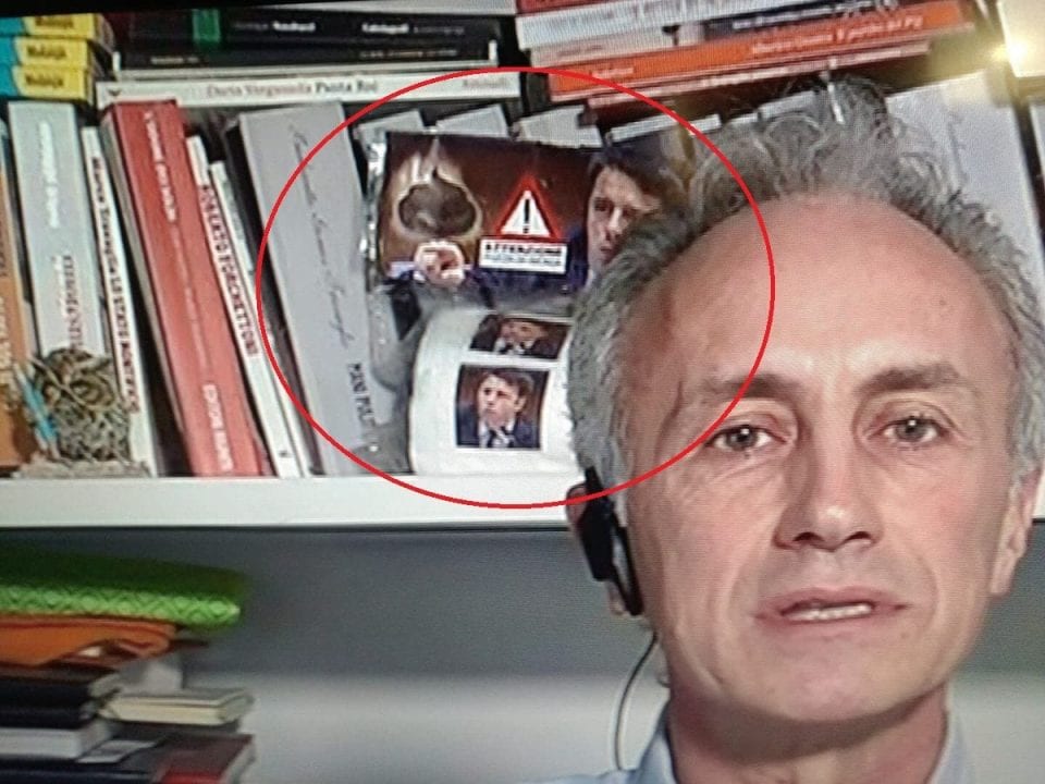 Risultati immagini per Matteo Renzi denuncia Marco Travaglio per la carta igienica con la sua faccia