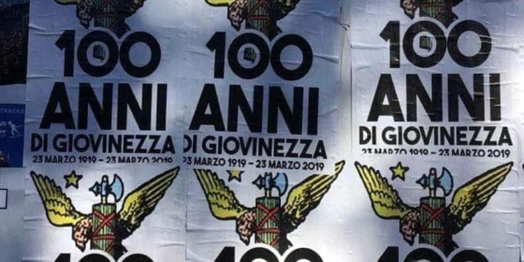 Immagini del Duce su Palazzo Venezia per i 100 anni dei Fasci di Combattimento